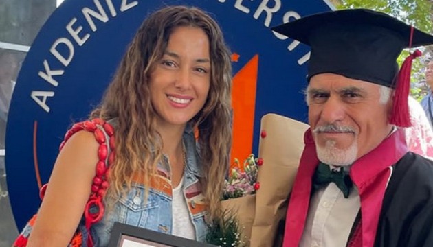 Cansu Tosun'un dedesi 77 yaşında üniversiteden mezun oldu!
